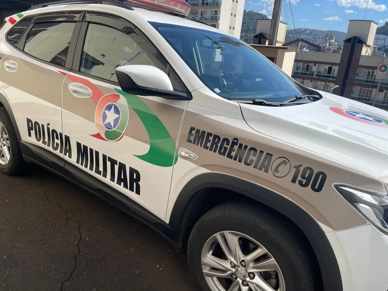Homem condenado por homicídio e roubo é preso após tentar fugir da Polícia Militar em Herval d’Oeste