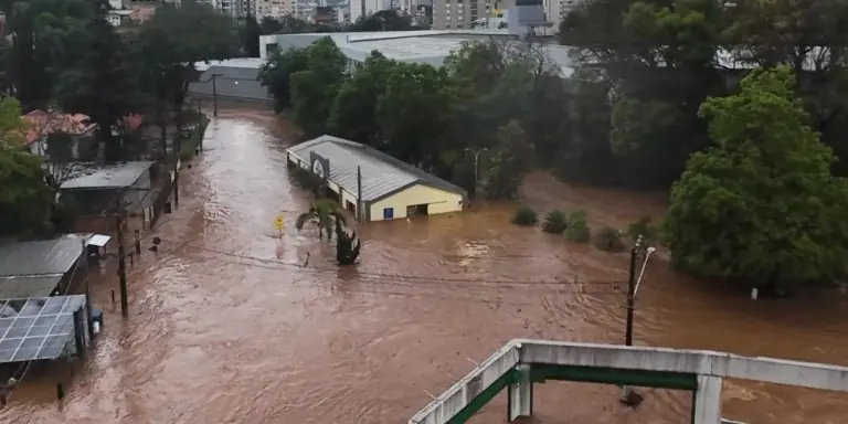 Exemplo de união: após enxurrada, feirantes e Prefeitura se unem para limpar espaço e comercializar produtos em Joaçaba