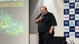 Com apoio do Sebrae/SC, Sérgio Sacani lota auditório da Unoesc para debater inteligência artificial e o futuro dos negócios