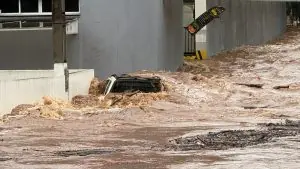 APELO EM JOAÇABA: Família mobiliza buscas por Saveiro branca levada pela enxurrada do Rio do Tigre