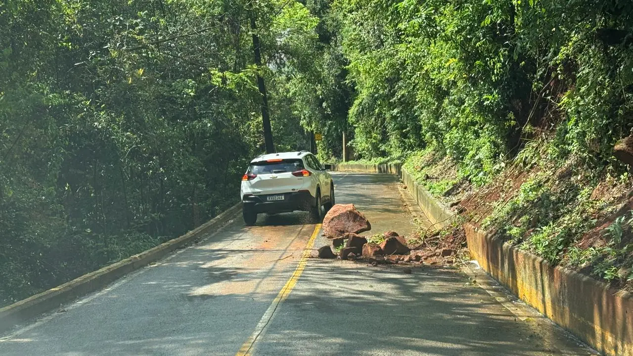 Desmoronamento de pedras deixa trânsito em meia pista na Rua Augusto Arbugeri, em Joaçaba
