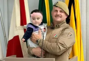 Cabo da Polícia Militar que salvou vida de bebê engasgada recebe Moção de Aplauso em Herval d’Oeste