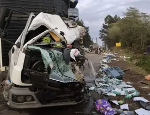 Acidente com dois caminhões mata motorista e fere três na BR-282
