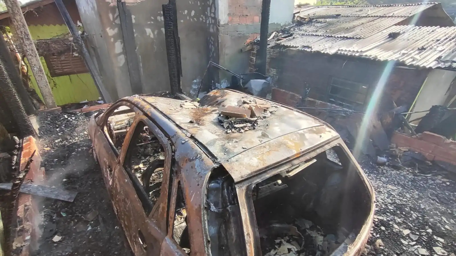 Incêndio destrói garagem, carro e duas motos em residência em Chapecó