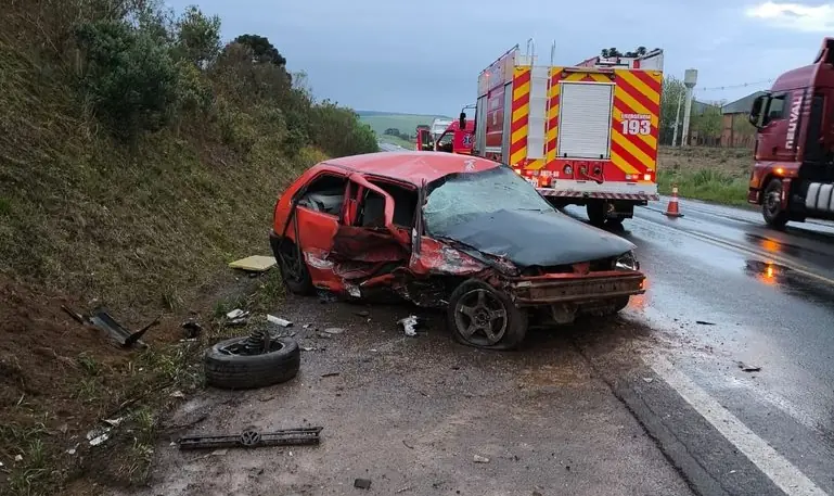 Motorista a 120 km/h tenta ultrapassagem e provoca colisão frontal na BR-282