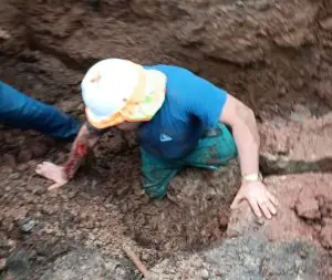 Trabalhador fica parcialmente soterrado após deslizamento de terra em obra no Oeste de SC