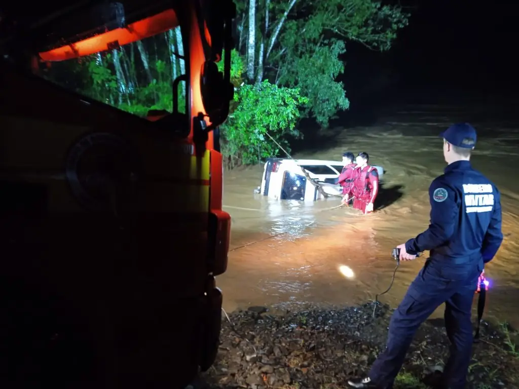 Carro cai em rio no interior de Ipira