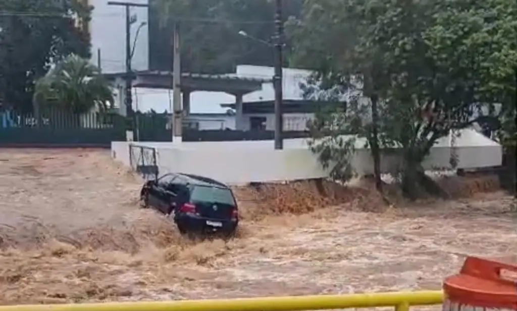 Após vídeo viralizar, campanha busca ajudar dono de Golf submerso no Rio do Tigre em Joaçaba