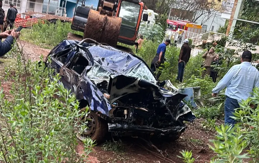 Golf desaparecido é encontrado destruído no Rio do Tigre, em Joaçaba