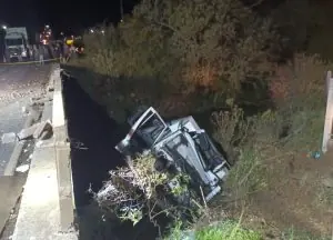 Caminhão tomba em ponte na SC-350 e motorista fica preso às ferragens