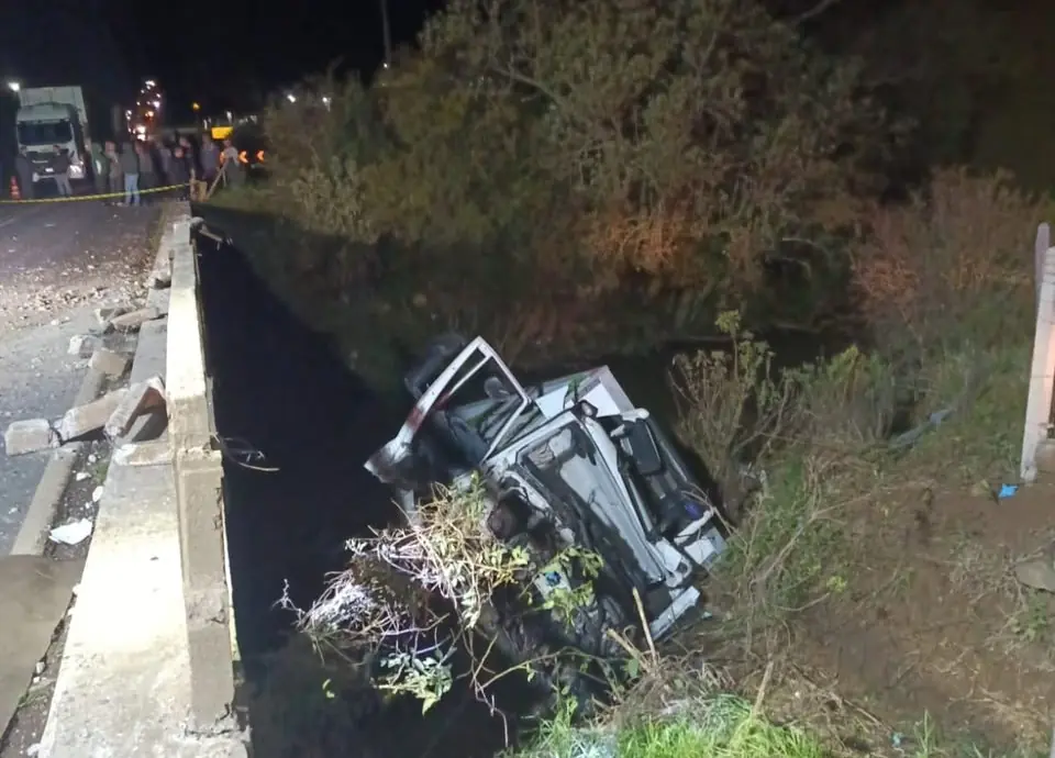 Caminhão tomba em ponte na SC-350 e motorista fica preso às ferragens