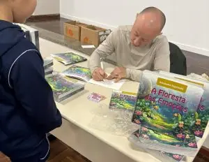 Escritor joaçabense lança o livro infantil “A Floresta das Emoções” e destina recursos para causas sociais e novos projetos
