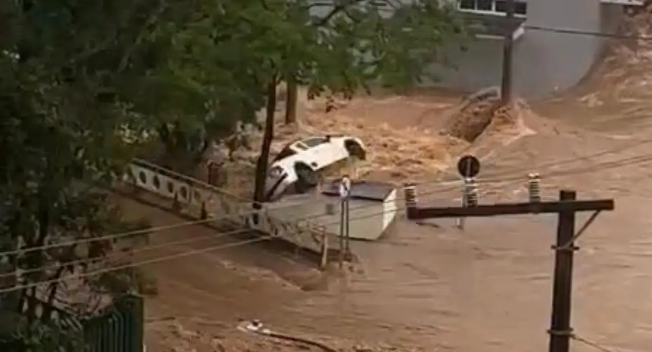 VÍDEO INÉDITO: Imagens mostram o momento em que Saveiro é arrastada pela força da enchente no Rio do Tigre; família pede ajuda