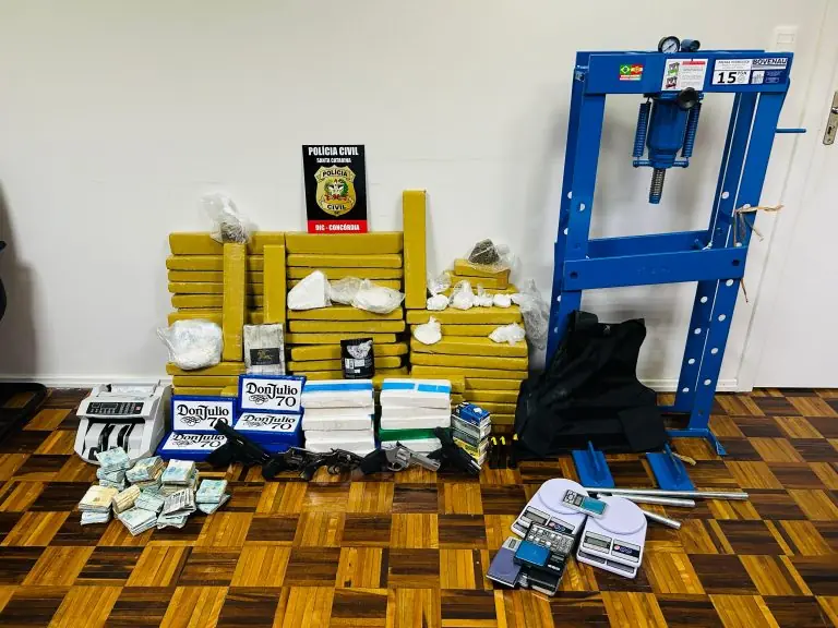 Operação da DIC de Concórdia desmantela depósito do tráfico, apreende arsenal e quase R$ 270 mil em espécie