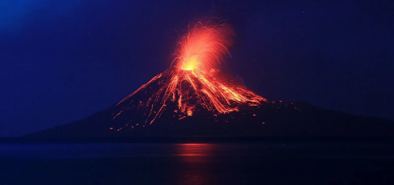 Vulcão Anak Krakatau entra em erupção na Indonésia e cancela mais de 2 mil voos